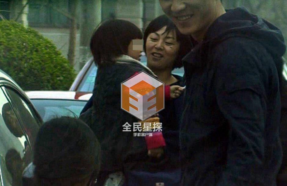 黄渤妻子接女儿放学被拍