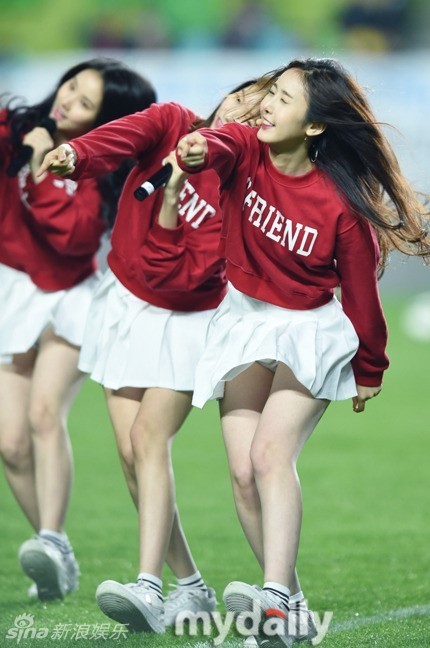 韩女团穿短裙助阵足球赛 小风一吹掀裙摆