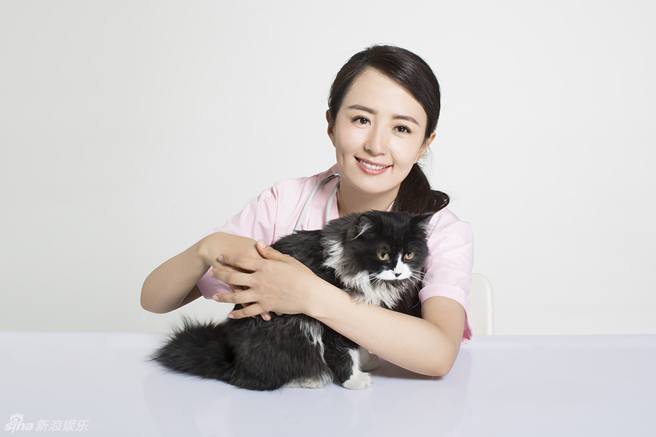 图片:杨童舒化身宠物医生 尽显天使温和 - 娱乐