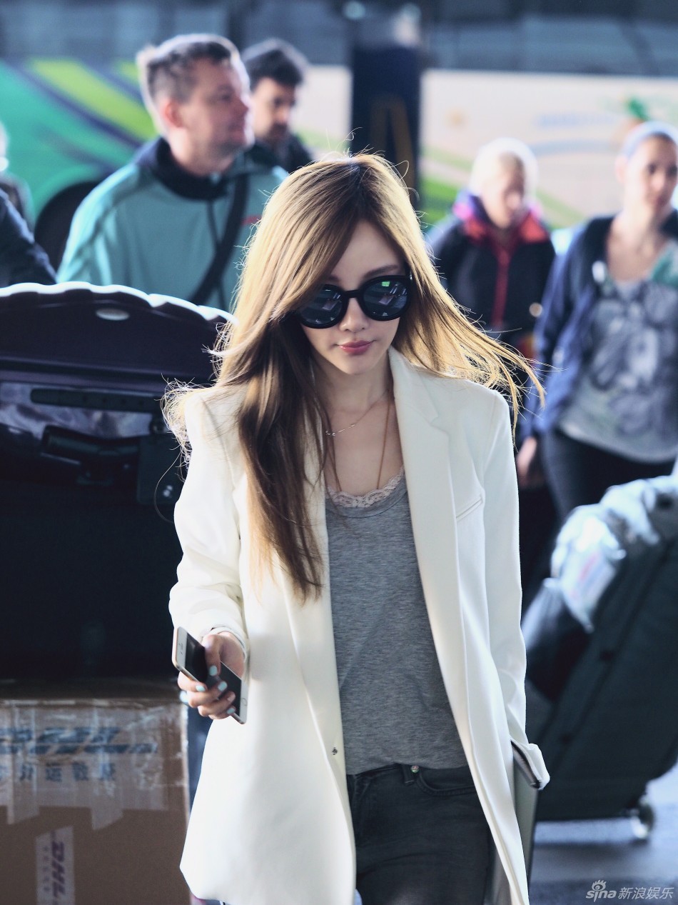 李小璐机场街拍优雅干练靓丽迷人