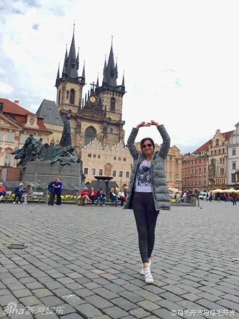 图片:徐静蕾重回布拉格 街头玩女女接吻好豪放