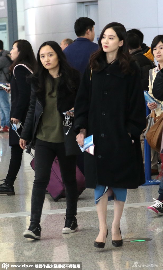 组图:刘诗诗现身机场浓妆妩媚 大方与粉丝合影_高清