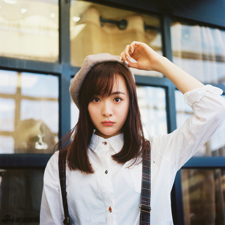 新浪娱乐讯 5月12日,李依伊的一组午后纯美素颜胶片写真曝光.