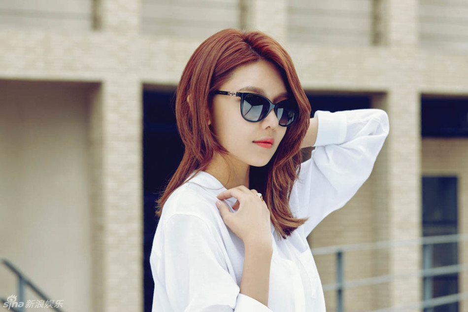 组图:少女时代秀英清新街拍 白衣长腿变OL丽人