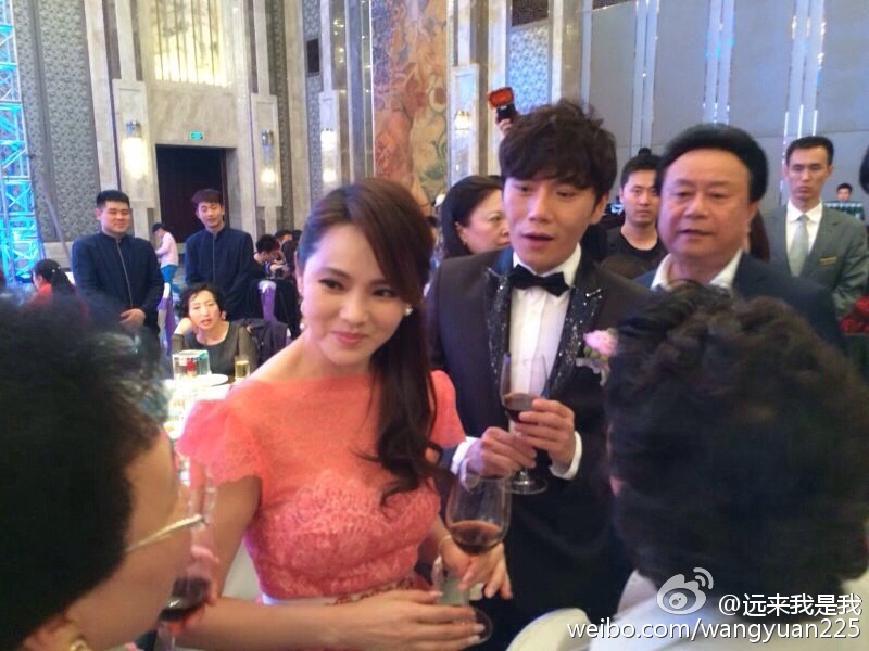 秦昊携伊能静回沈阳老家补办婚礼