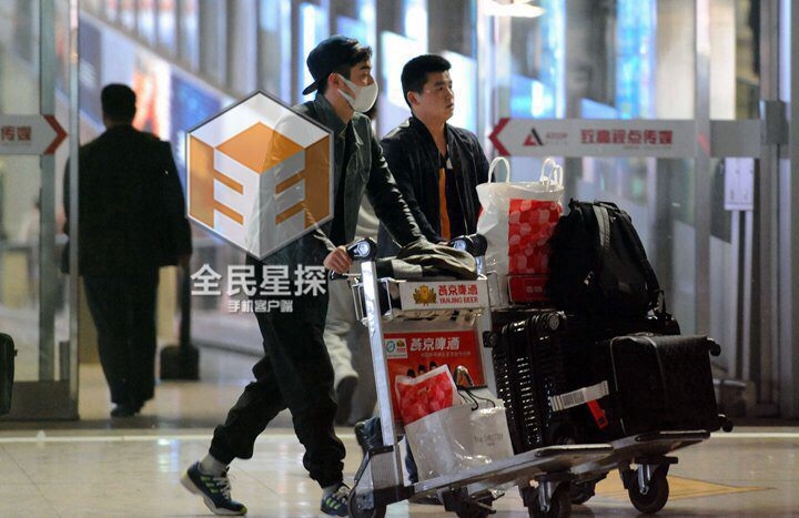 组图:金世佳李沁恋情曝光 京沪两地痴爱相随_高清图集_新浪网