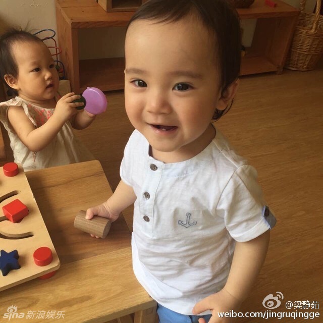 组图:梁静茹晒帅宝与伙伴玩耍 两小无猜很美好