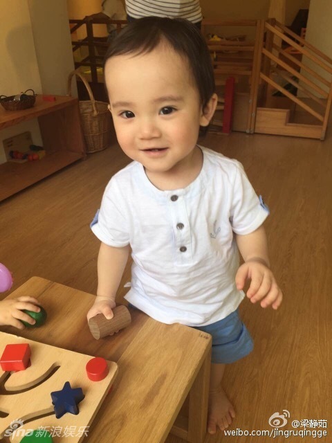 组图:梁静茹晒帅宝与伙伴玩耍 两小无猜很美好