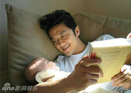 组图:李亚鹏与女儿合影曝光 举止投足间显父爱