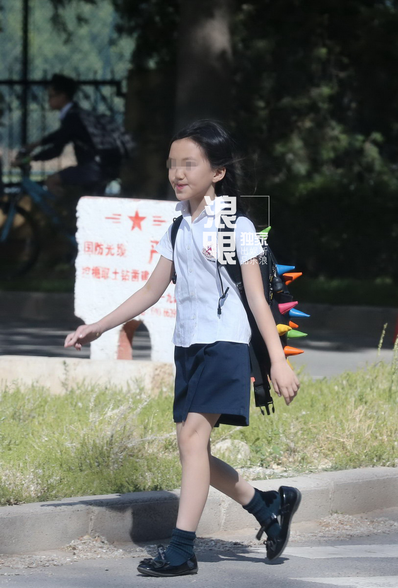 独家:9岁李嫣学生服模样曝光 背书包长发飘飘