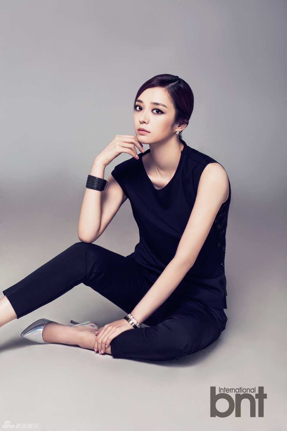 组图:韩星宋智仁拍写真 松散小辫俏皮随性自然_高清