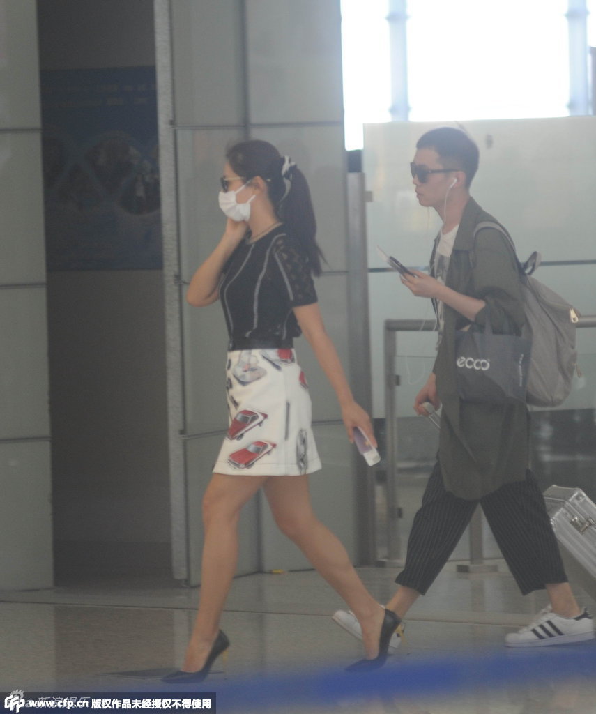 刘涛出行如走秀 戴口罩黑超难掩高贵气质