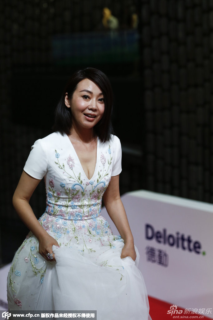 闫妮婚纱_闫妮性感图片(2)