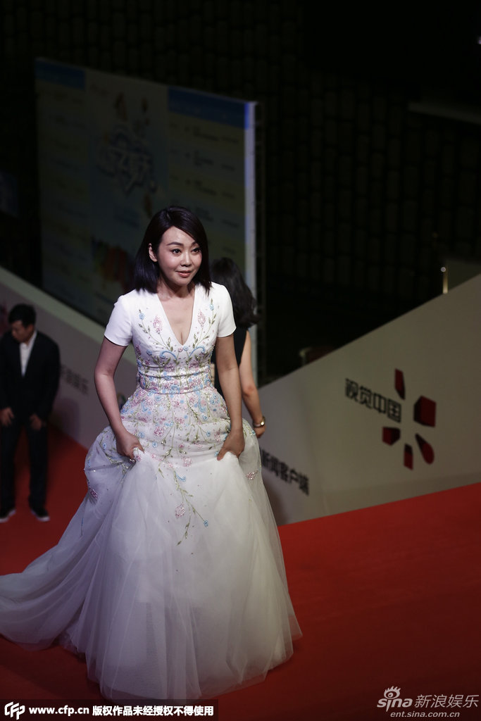 牛莉婚纱_牛莉性感