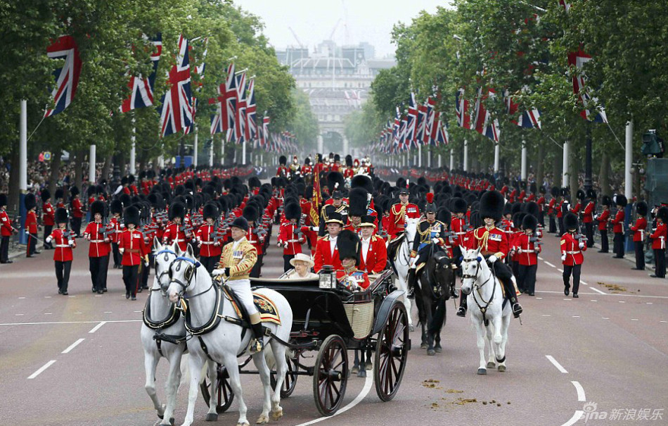 图片: 英女王 89岁 生日庆典  乔治小王子大方挥手