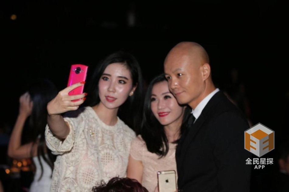 组图:乐嘉懒理醉酒事件影响 与美女亲密咬耳朵_高清