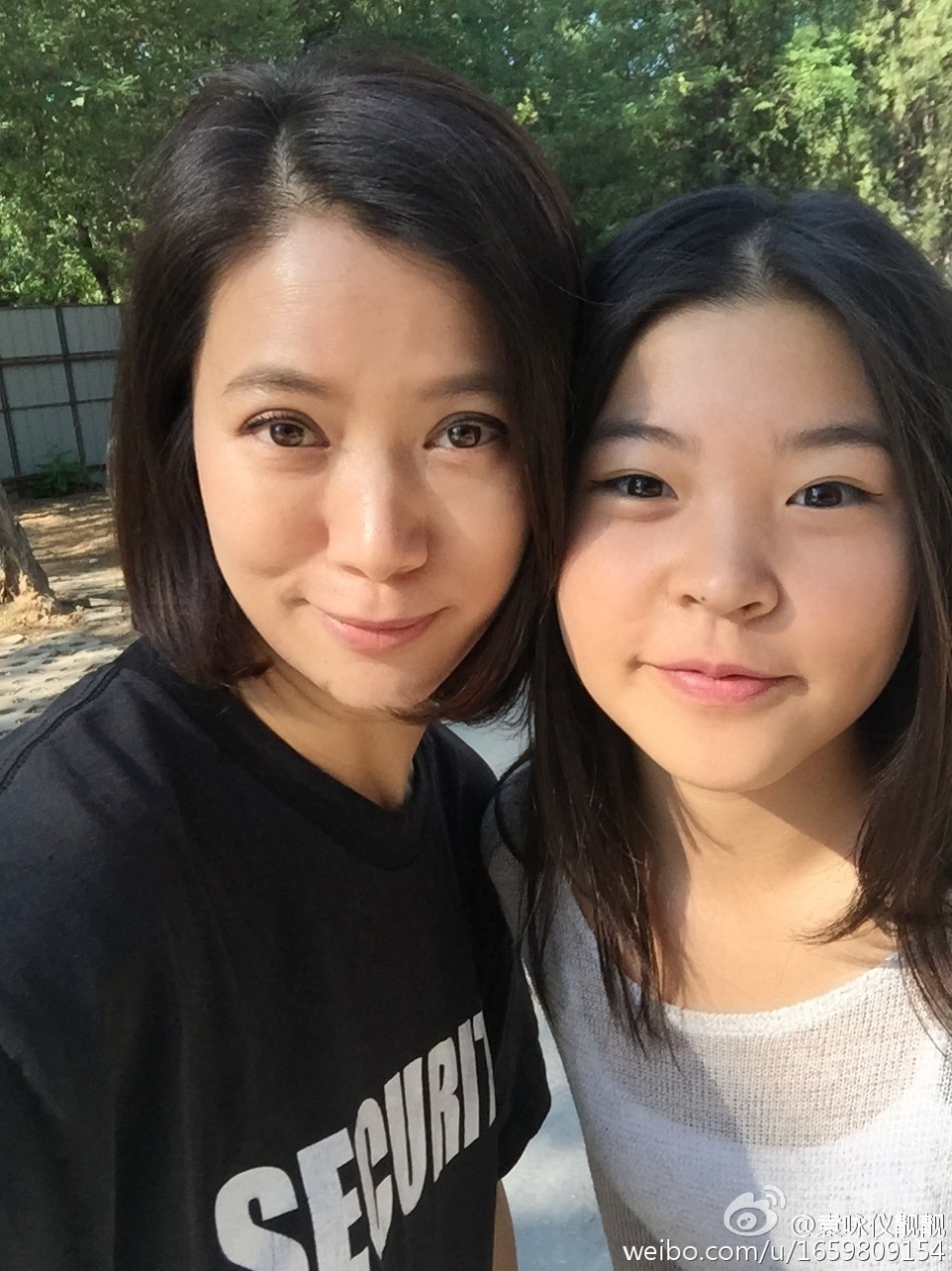 袁咏仪与好友素颜自拍 用生命做鬼脸扮丑