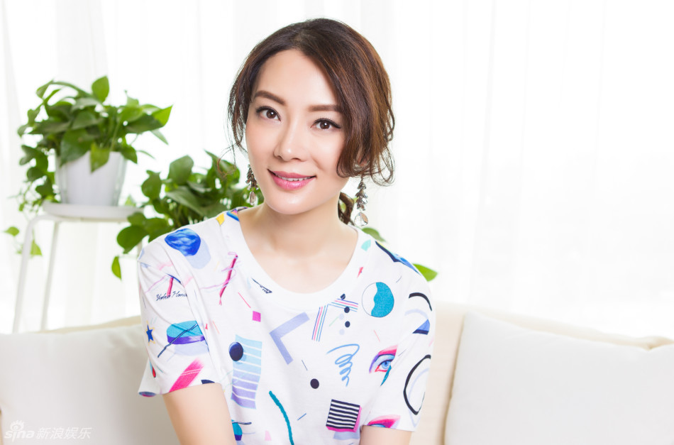 组图:[电视人]陈数卡通印花裙童趣显居家气质