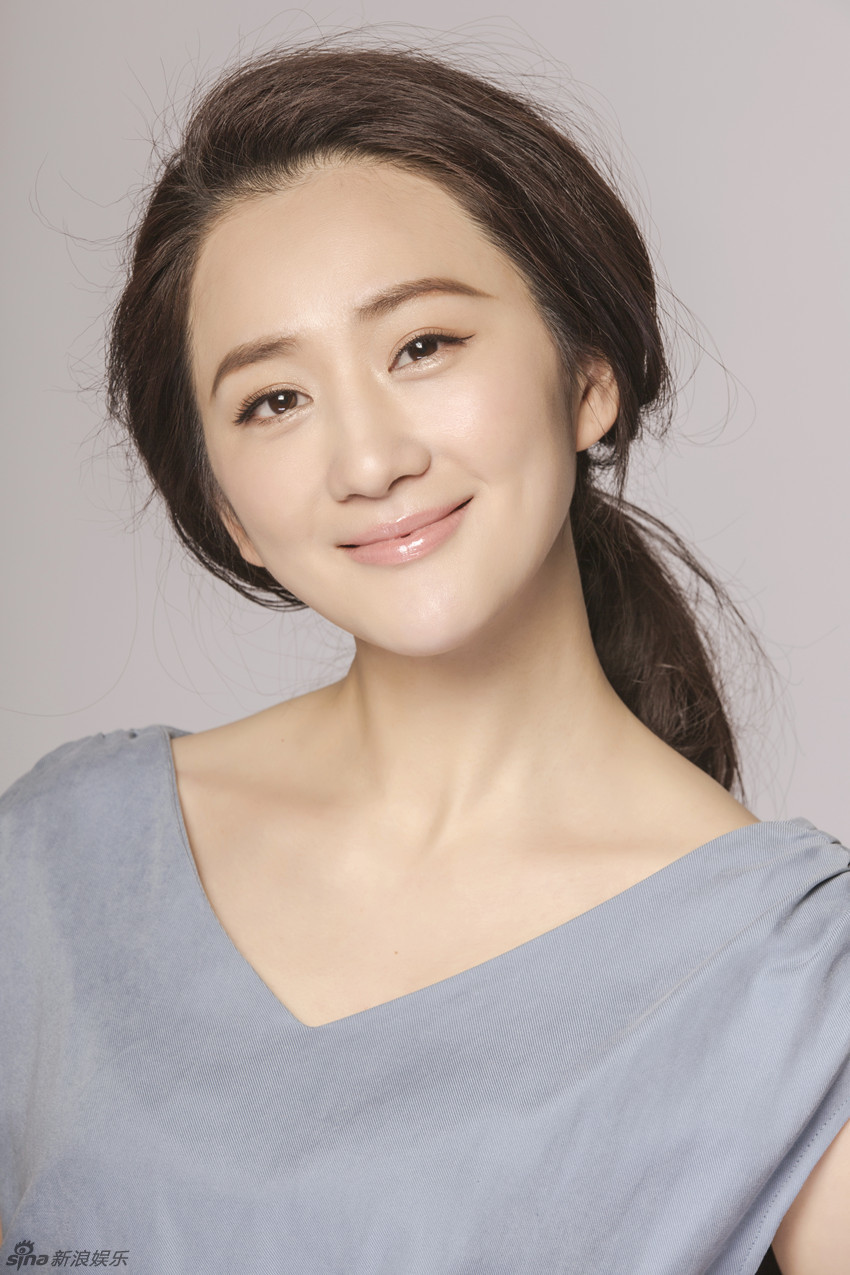 新浪娱乐讯 演员李玥日前拍摄了一组"气质版"写真,令人惊艳.