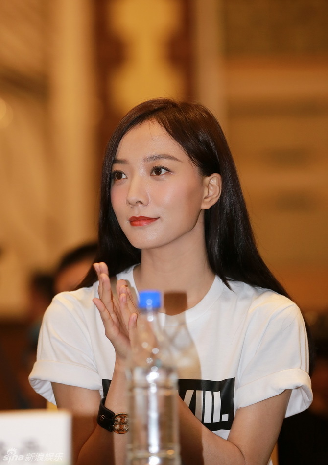 组图:王珞丹穿流苏皮裙亮相 练赛车腿粗一圈_高清图集_新浪网