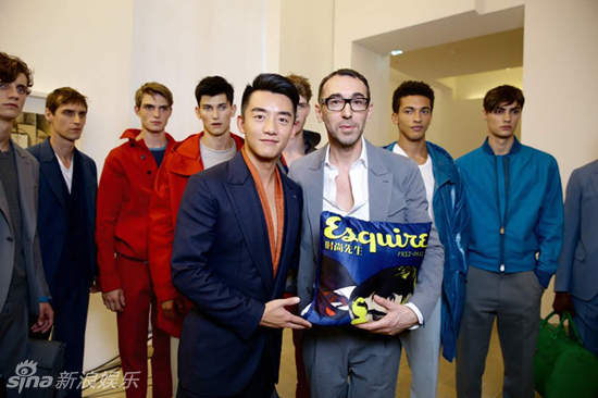 郑恺巴黎时装周真空穿西服跑出时尚