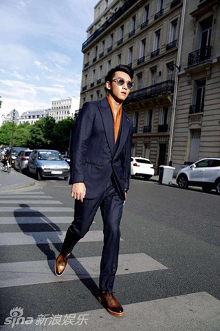 郑恺巴黎时装周真空穿西服跑出时尚