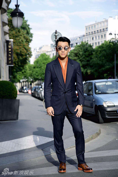 郑恺巴黎时装周真空穿西服跑出时尚