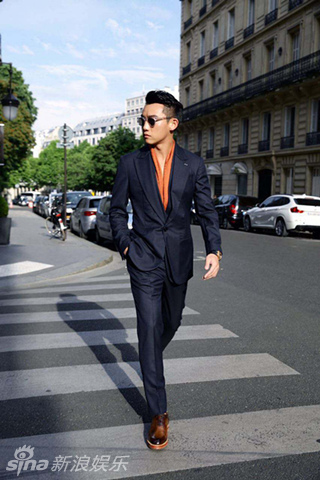 郑恺巴黎时装周真空穿西服跑出时尚