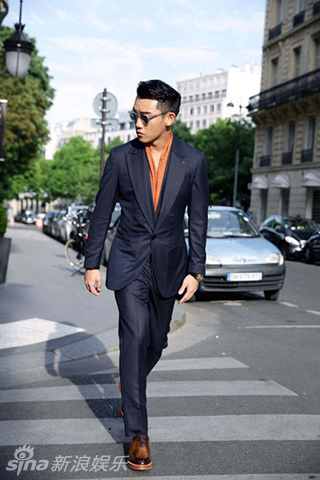 郑恺巴黎时装周真空穿西服跑出时尚