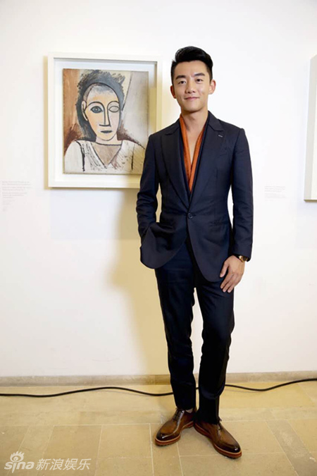 郑恺巴黎时装周真空穿西服跑出时尚