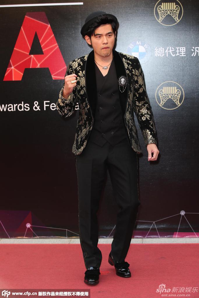周杰伦亮相金曲奖红毯 金色花纹西服酷帅