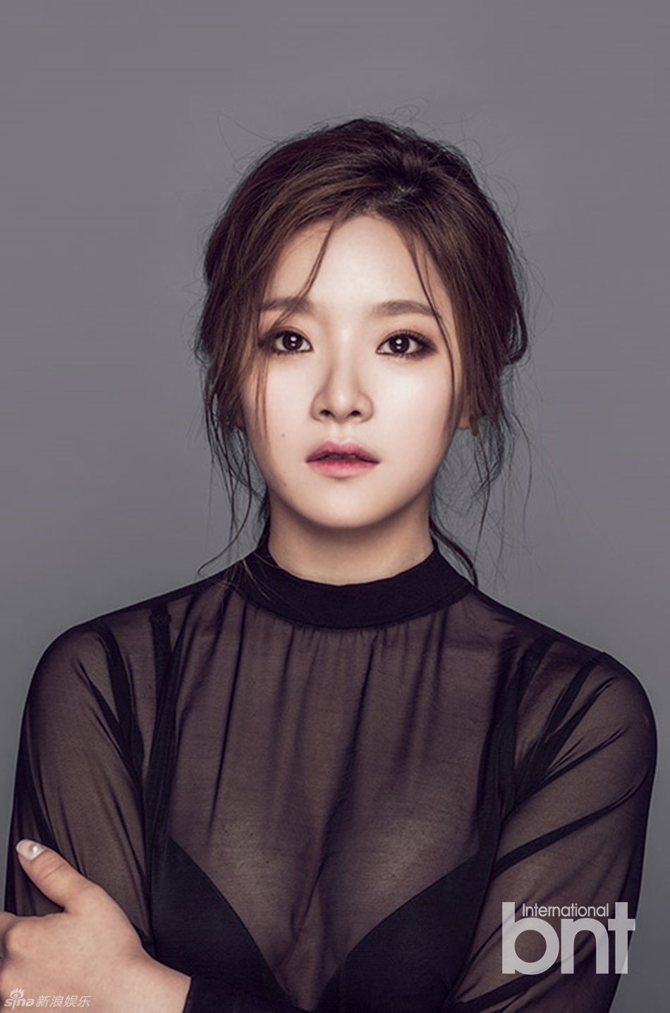 韩歌手Ben拍写真 薄纱透视装大秀事业线 -- 佛