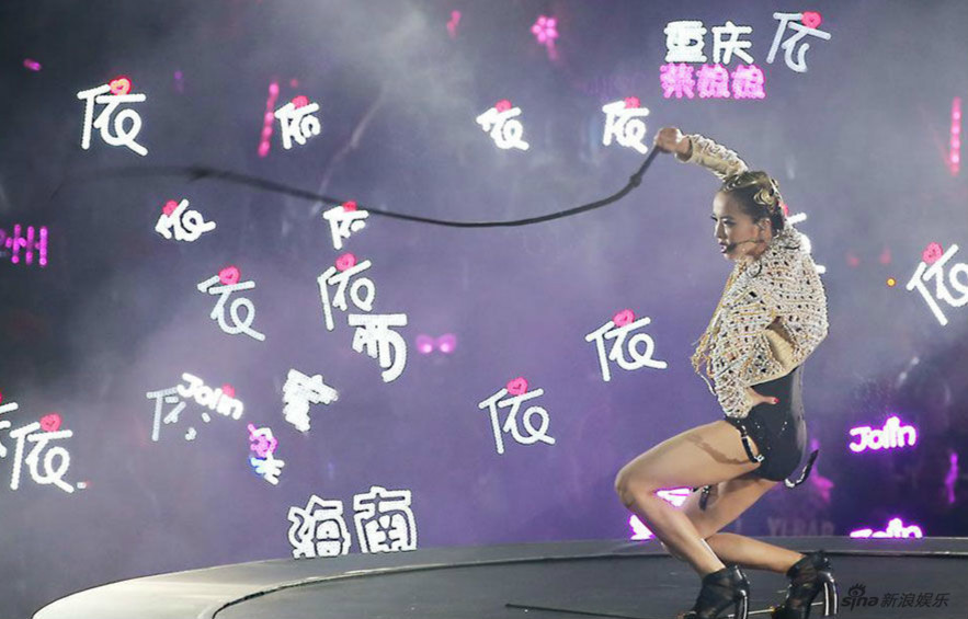 组图:蔡依林演唱会挥长鞭骑人马 扮埃及艳后_高清图集