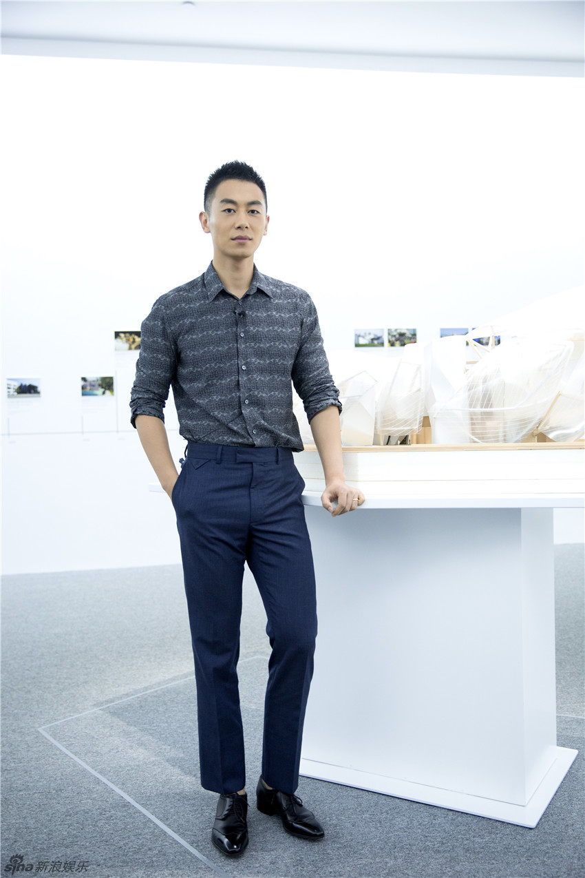 组图:朱亚文受邀出席品牌展览 挺拔身姿气质佳 - 娱乐明星 - 紫呜网 - www.ziwuwu.com