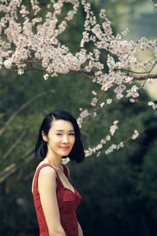 组图:陈丽娜夏日写真 优雅红裙大展青衣风范_高清图集_新浪网