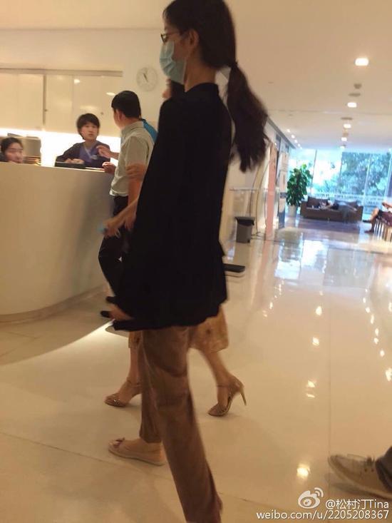 网<em>曝奶茶妹</em>现身医院<em>孕检</em> 被吐槽穿着老气_扬子