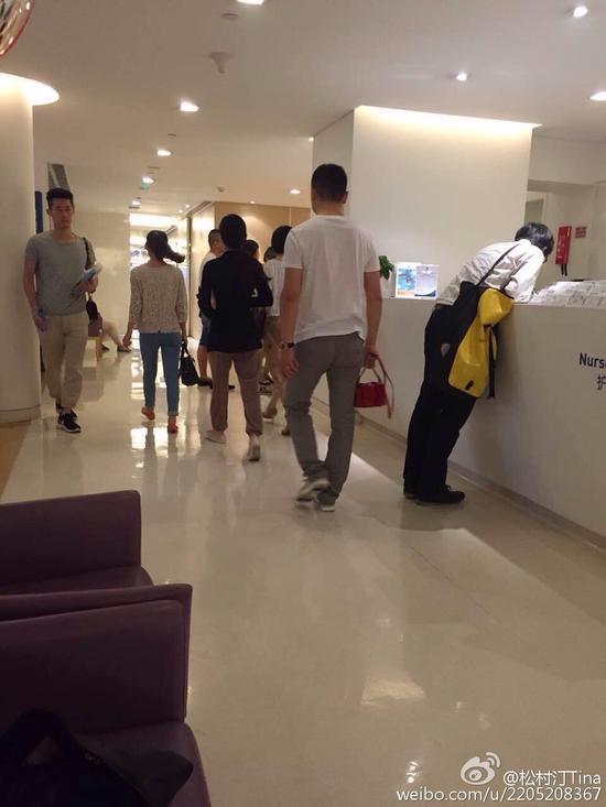 网<em>曝奶茶妹</em>现身医院<em>孕检</em> 被吐槽穿着老气_扬子