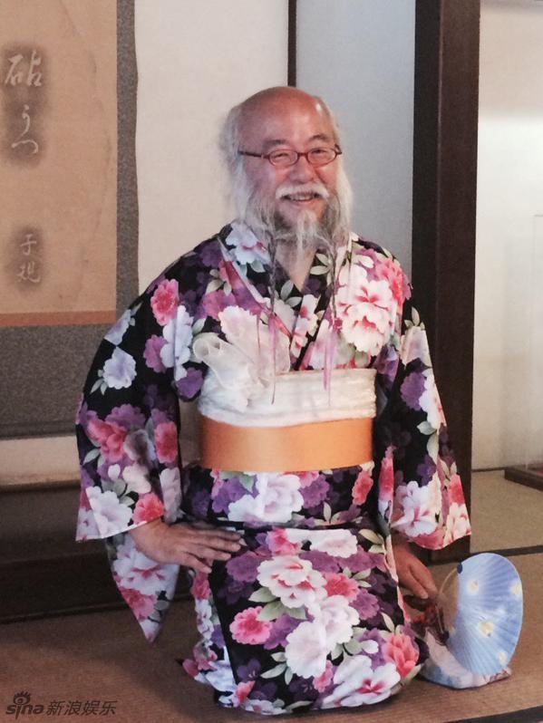 组图:天噜!日本水手服爷爷换风格 穿和服娇媚_高清图集_新浪网