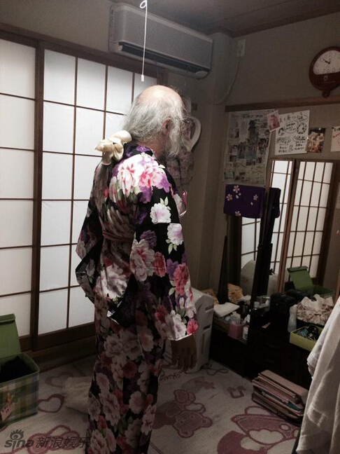 组图:天噜!日本水手服爷爷换风格 穿和服娇媚_高清图集_新浪网