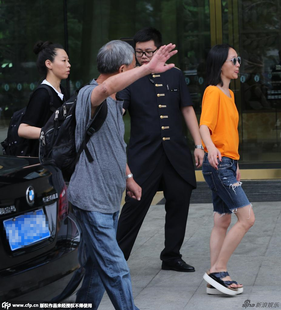 组图 疑似周迅父母首曝光 周爸为素颜女儿挡镜
