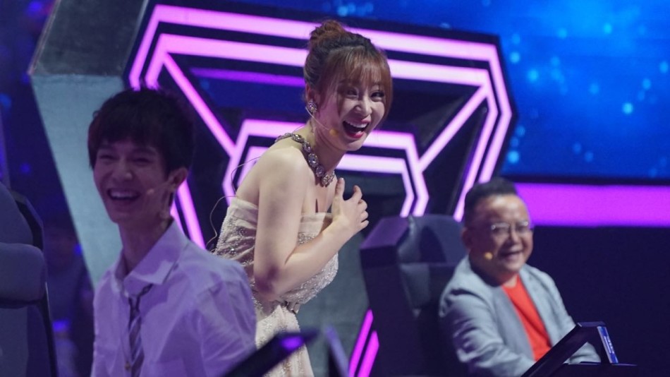 组图:《我知道》 柳岩 遭公主抱  被袭胸 花容失色