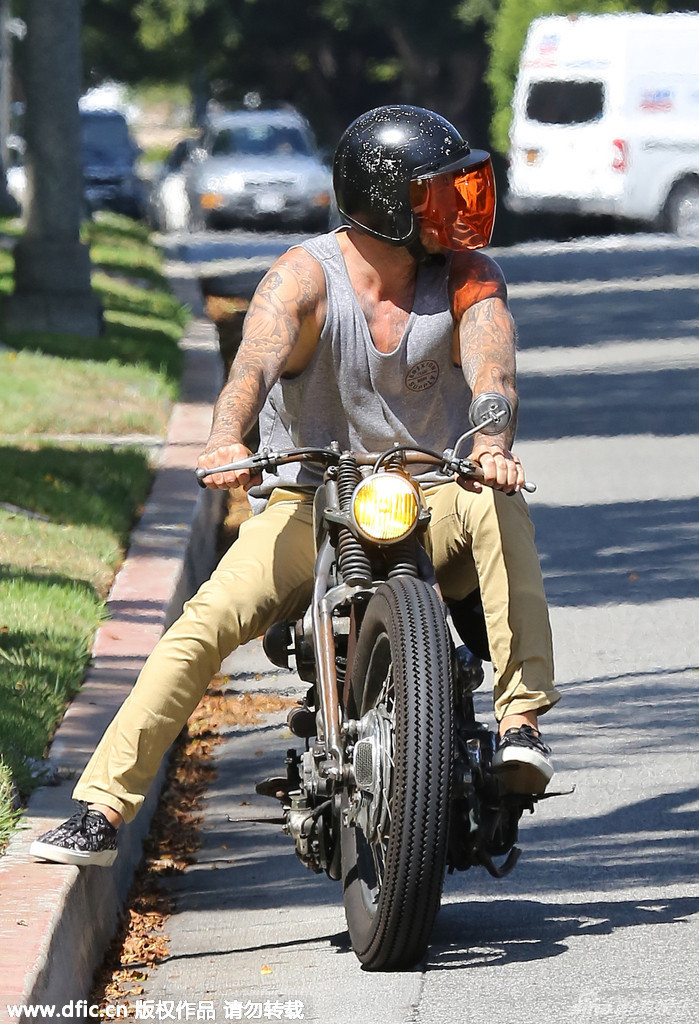 组图:COOL!小贝骑哈雷机车出行 街头兜风酷帅