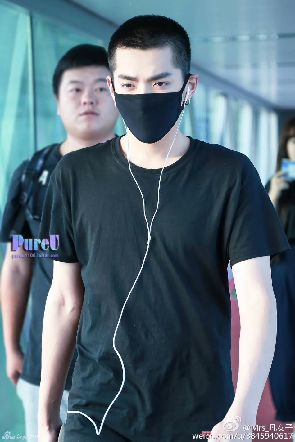 吴亦凡圆寸头现身机场 耳环墨镜打扮潮流