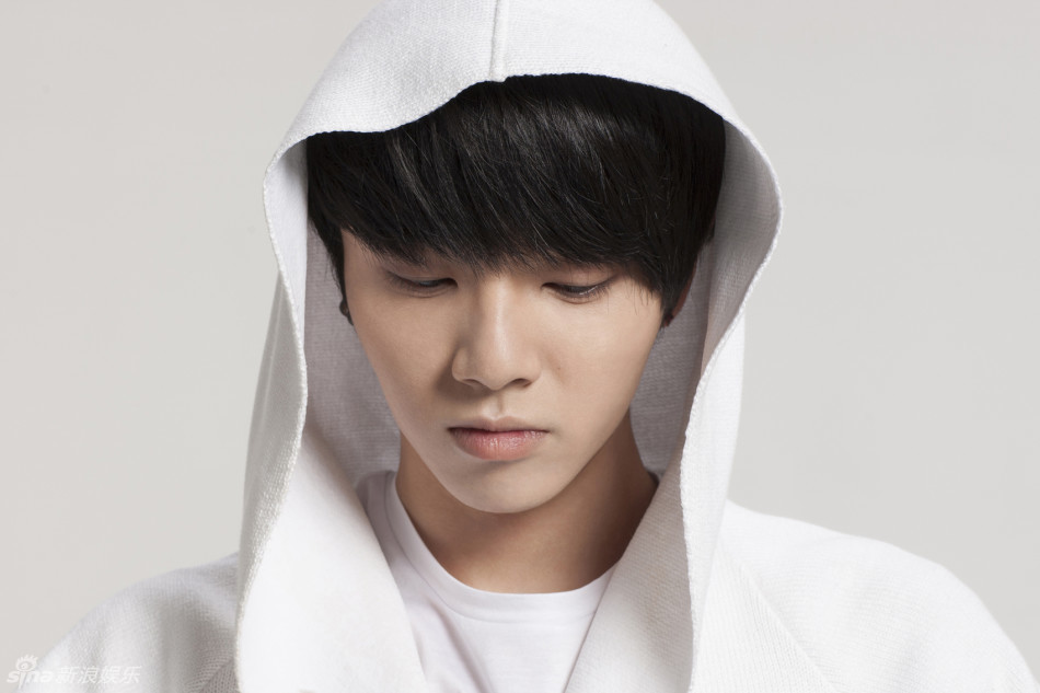 组图:华晨宇最新白衣写真曝光 诉唱攻心主打歌