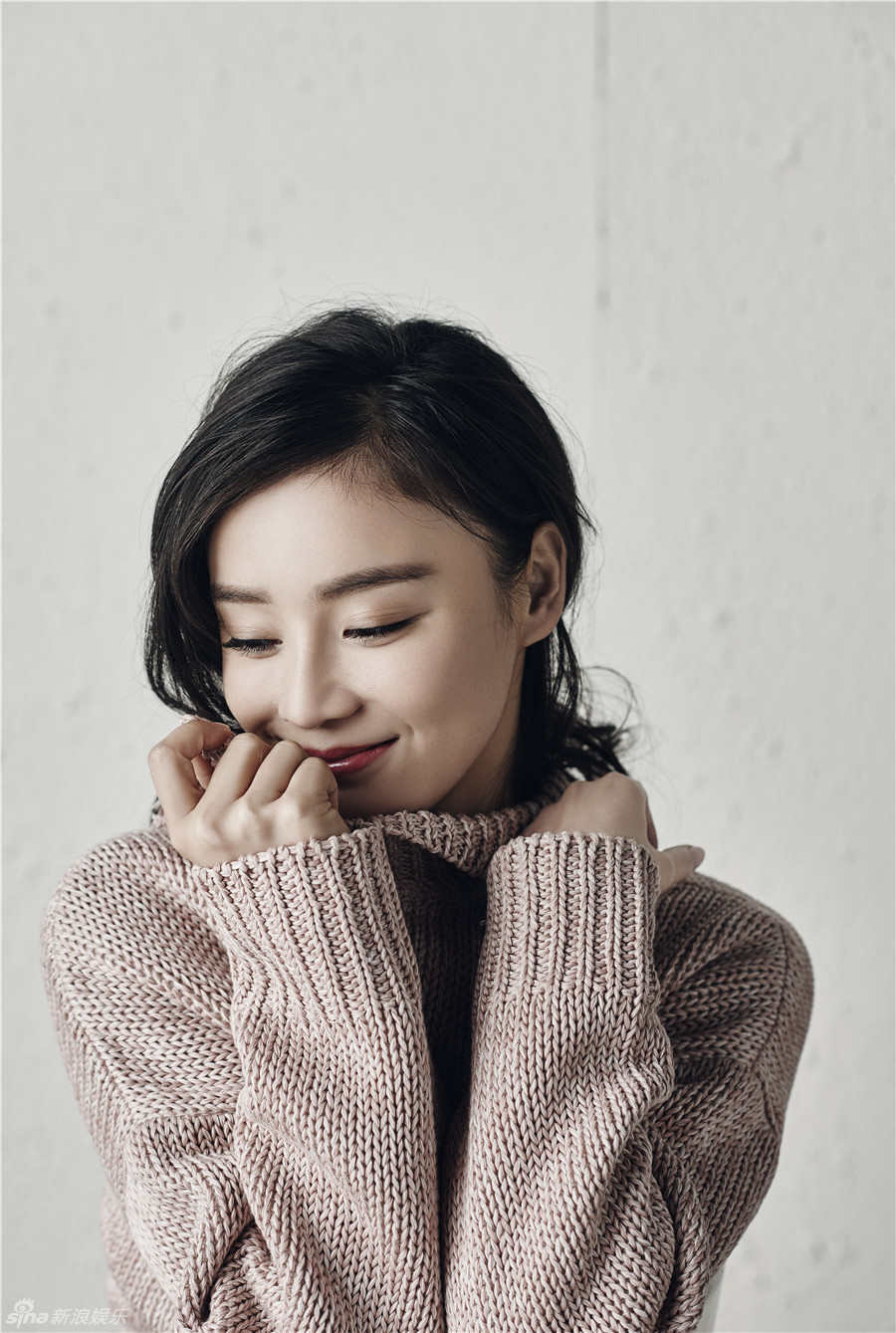 组图:袁姗姗倔强发声 素雅写真展露自信笑容