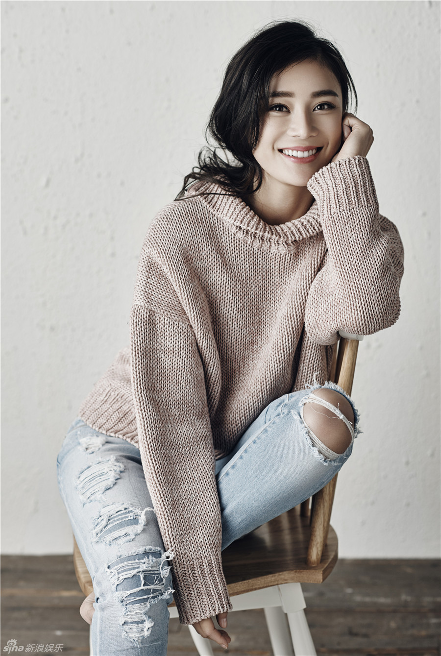 组图:袁姗姗倔强发声 素雅写真展露自信笑容