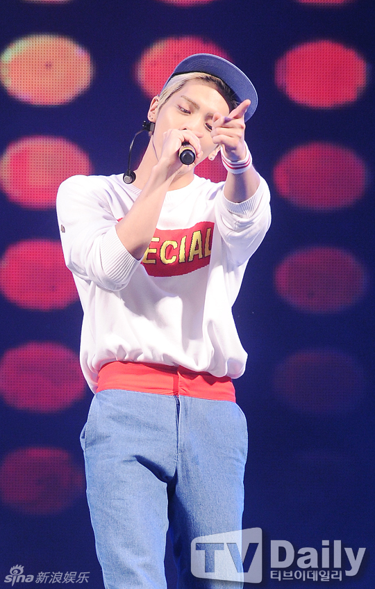 SHINee演绎牛仔裤新时尚 裤腿塞进袜子里