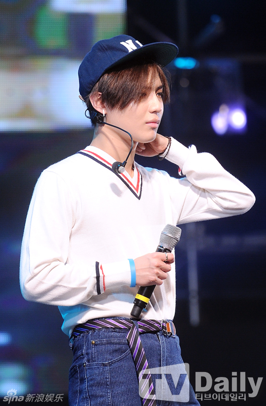 SHINee演绎牛仔裤新时尚 裤腿塞进袜子里