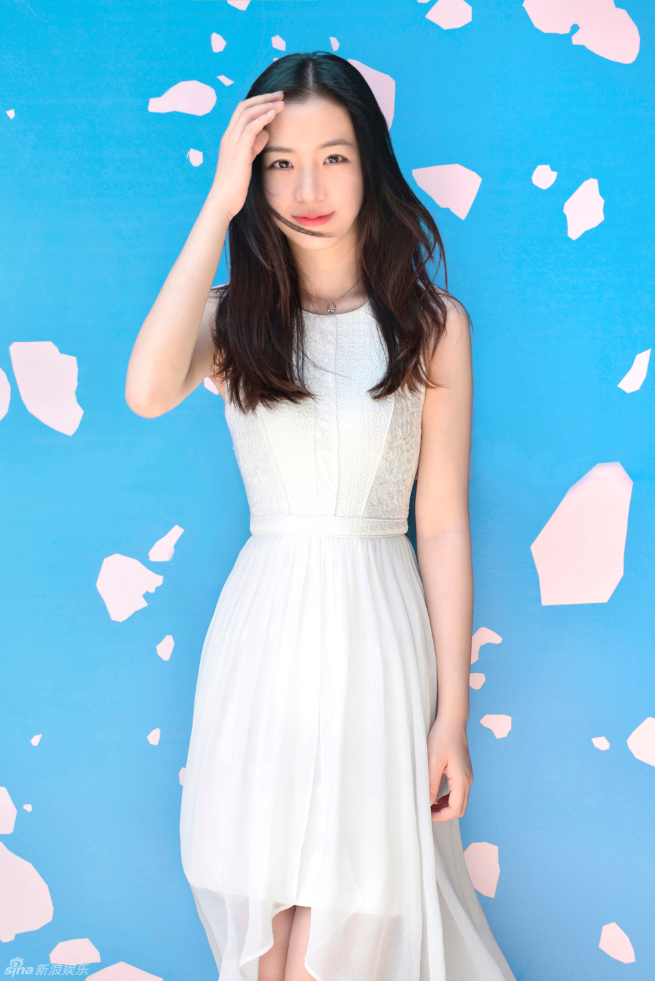 组图:彭豆豆青春飞扬 红唇白衣玩转色彩