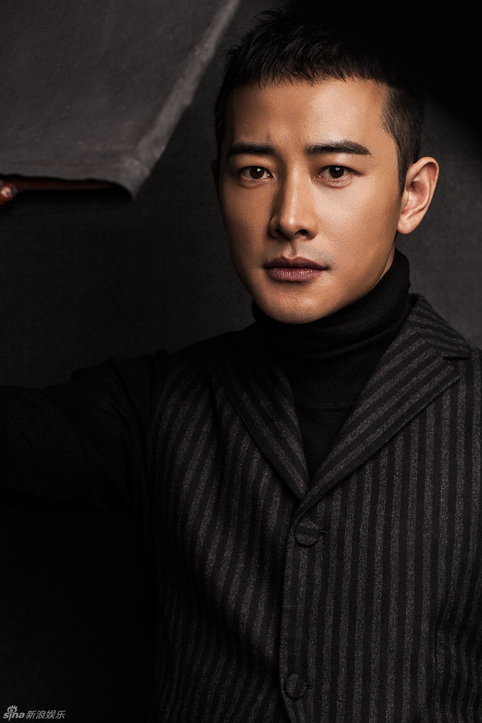 罗晋正装大片曝光 动静结合诠释绅士品格